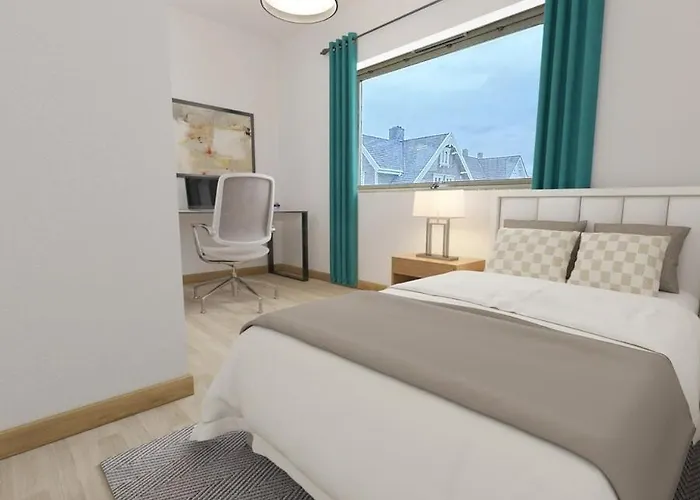 4 Bedroom Home Near City Center, 2 Baths